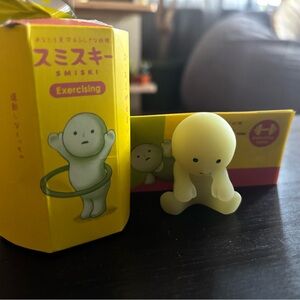 [NEW] Smiski Exercising stretching Figurine
